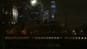 pasajero tren paso mediante el ciudad a noche video