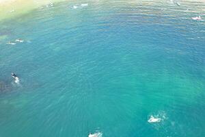 mejor aéreo imágenes de personas son disfrutando barco paseo a maravilloso británico turista atracción y Oceano mar ver de durdle puerta playa de Inglaterra Reino Unido. capturado con drones cámara en septiembre 9, 2023 foto