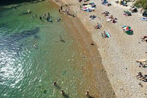 mejor aéreo imágenes de personas son disfrutando barco paseo a maravilloso británico turista atracción y Oceano mar ver de durdle puerta playa de Inglaterra Reino Unido. capturado con drones cámara en septiembre 9, 2023 foto