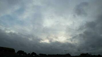 die meisten schön und Beste hoch Winkel Zeit Ablauf Aufnahmen von dramatisch bunt Himmel von über das Wolken. das schnell ziehen um Wolken während Sonne steigend früh im das Morgen Über Luton Stadt von England Vereinigtes Königreich video