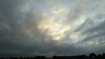 meest mooi en het beste hoog hoek tijd vervallen beeldmateriaal van dramatisch kleurrijk lucht van bovenstaand de wolken. de snel in beweging wolken gedurende zon stijgende lijn vroeg in de ochtend- over- luton stad van Engeland uk video