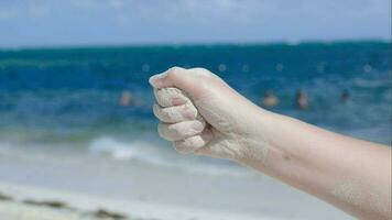 Sand Gießen von weiblich Hand video