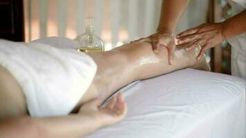 mulher obtendo massagem tratamento dentro lindo spa video