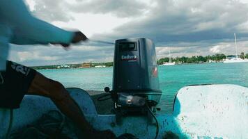 homme départ une moteur de bateau avec nombreuses tentatives video