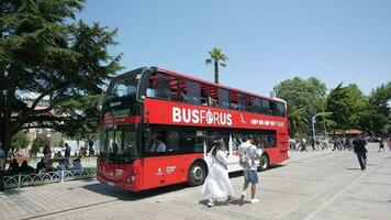 Istanbul dinde 12 mai 2023. rouge gros autobus double decker touristique tour autobus. video