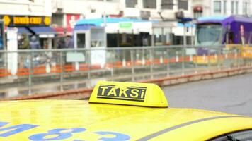 dinde Istanbul 12 janvier 2023. Taxi voiture dans le rue dans Istanbul , video