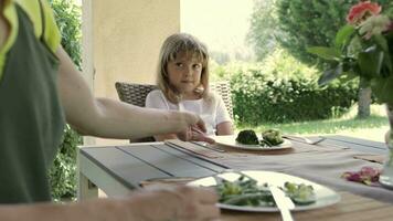 caucasico ragazza di 7 anni vecchio ha broccoli come un' il pranzo. video