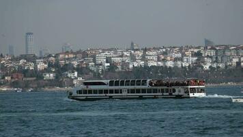 färja segla på de bosphorus flod i istanbul . video