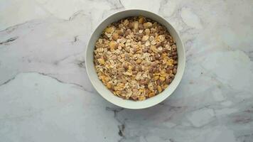toma de detalle de granola musli en un tazón, video