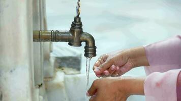 fermer l'eau couler à main de femmes. video