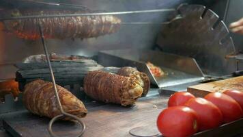 Türkisch Straße Essen kokorec gemacht mit Schaf Darm gekocht im Holz gefeuert Ofen. video