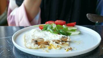 en mangeant plaine Oeuf omelette sur table video