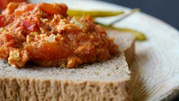 mattina prima colazione con strapazzate uova su un' pane su bianca piatto video