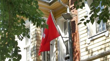 Türkisch Flagge hängend auf das Fenster video