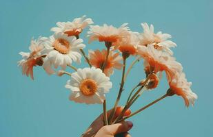 mano participación vistoso preparativos flores brillante y soleado día con sencillo estético romántico vibras. Perfecto para boda, saludo tarjeta, flor tarjeta, y más foto