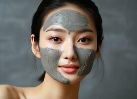 un hermosa asiático mujer con un cara máscara foto
