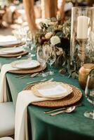 sabio verde fiesta paisaje de mesa, formal cena mesa configuración, mesa bohordo con decoración para Boda fiesta y evento celebracion, generativo ai foto