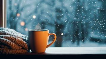 invierno vacaciones, noche calma y acogedor hogar, taza de té o café jarra y de punto cobija cerca ventana en el Inglés campo cabaña, fiesta atmósfera foto