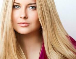 peinado, belleza y pelo cuidado, hermosa rubia mujer con largo rubio cabello, glamour retrato para pelo salón y cuidado del cabello foto