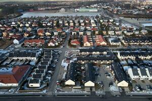 aéreo zumbido ver de residencial barrio en invierno temporada foto