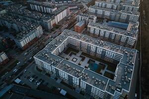 aéreo ver de moderno residencial complejo en europeo ciudad foto