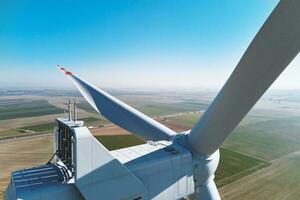 aéreo ver de parte de molino turbina en campo, verde energía foto