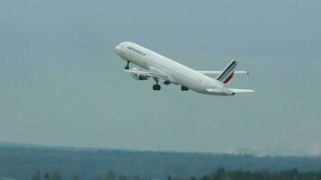 air France avion Airbus a321 Ascendant dans le ciel video