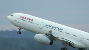 Flight of China Eastern Airlines plane video