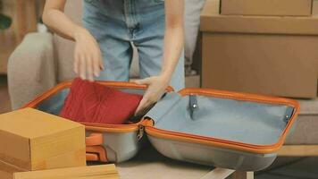 en mouvement à une Nouveau appartement. content jeunes mariés acheté leur premier maison, supporter dans le vivant pièce parmi le des boites, tenir papier carton des boites dans leur mains, préparer à déballer choses, Regardez à le caméra, sourire video