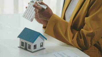 real Estado agente e cliente assinatura contrato para Comprar casa, seguro ou empréstimo real imóvel.aluguel uma casa, pegue seguro ou empréstimo real Estado ou propriedade. video