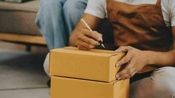 joven hembra vestir diseñador sentado a lugar de trabajo con ordenador portátil. pequeño negocio dueño, emprendedor, vendedor comprobación comercio electrónico ropa Tienda pedidos. compras concepto. Moda estudio. video