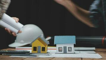 konstruktion och strukturera begrepp av ingenjör eller arkitekt möte för projekt arbetssätt med partner och teknik verktyg på modell byggnad och plan i arbetssätt webbplats, kontrakt för både företag. video