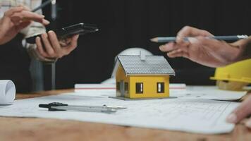 konstruktion och strukturera begrepp av ingenjör eller arkitekt möte för projekt arbetssätt med partner och teknik verktyg på modell byggnad och plan i arbetssätt webbplats, kontrakt för både företag. video