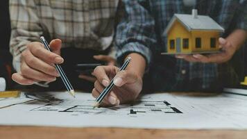 konstruktion och strukturera begrepp av ingenjör eller arkitekt möte för projekt arbetssätt med partner och teknik verktyg på modell byggnad och plan i arbetssätt webbplats, kontrakt för både företag. video