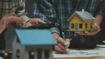 konstruktion och strukturera begrepp av ingenjör eller arkitekt möte för projekt arbetssätt med partner och teknik verktyg på modell byggnad och plan i arbetssätt webbplats, kontrakt för både företag. video