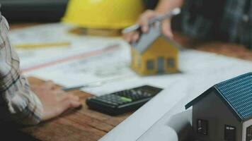 konstruktion och strukturera begrepp av ingenjör eller arkitekt möte för projekt arbetssätt med partner och teknik verktyg på modell byggnad och plan i arbetssätt webbplats, kontrakt för både företag. video