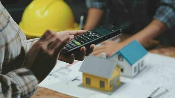 konstruktion och strukturera begrepp av ingenjör eller arkitekt möte för projekt arbetssätt med partner och teknik verktyg på modell byggnad och plan i arbetssätt webbplats, kontrakt för både företag. video