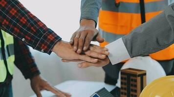 costruzione e struttura concetto di ingegnere Lavorando disegno su planimetria incontro per progetto Lavorando con compagno su modello edificio e ingegneria utensili nel Lavorando luogo, costruzione concetto. video