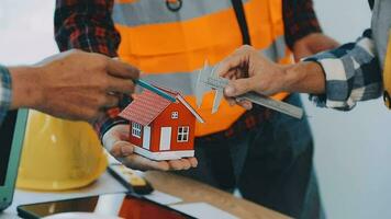 bouw en structuur concept van ingenieur werken tekening Aan blauwdruk vergadering voor project werken met partner Aan model- gebouw en bouwkunde gereedschap in werken plaats, bouw concept. video