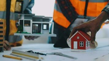 construção e estrutura conceito do engenheiro trabalhando desenhando em projeto encontro para projeto trabalhando com parceiro em modelo construção e Engenharia Ferramentas dentro trabalhando site, construção conceito. video