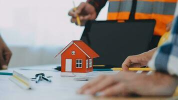 construção e estrutura conceito do engenheiro trabalhando desenhando em projeto encontro para projeto trabalhando com parceiro em modelo construção e Engenharia Ferramentas dentro trabalhando site, construção conceito. video