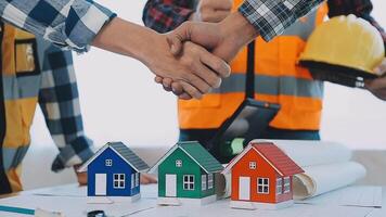 construção e estrutura conceito do engenheiro trabalhando desenhando em projeto encontro para projeto trabalhando com parceiro em modelo construção e Engenharia Ferramentas dentro trabalhando site, construção conceito. video