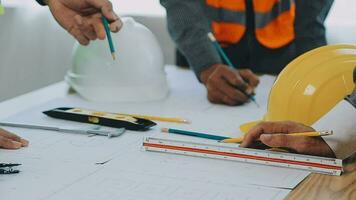 costruzione e struttura concetto di ingegnere Lavorando disegno su planimetria incontro per progetto Lavorando con compagno su modello edificio e ingegneria utensili nel Lavorando luogo, costruzione concetto. video