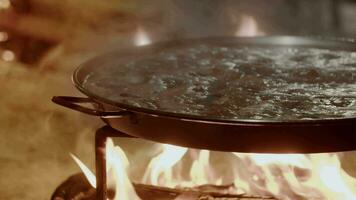 fumo caldo paella con pollo durante fallas Festival nel valencia video