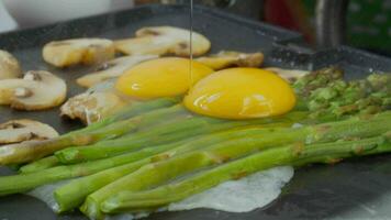 frit des œufs avec asperges et champignons video