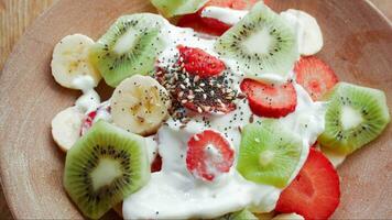 fruta salada com grego iogurte e sementes video