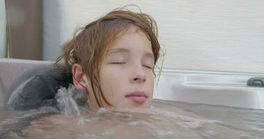 adolescente goza dentro uma quente banheira video