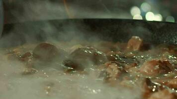 frango baquetas estão ser cozinhou em uma ampla frigideira video