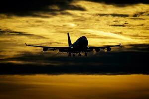 intitulado pasajero avión a aeropuerto. aviación industria y aeronave. aire transporte y vuelo viajar. internacional transporte. mosca y volador. creativo fotografía. foto