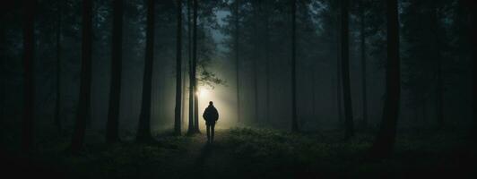 silueta de solitario hombre en bosque. ai generado foto